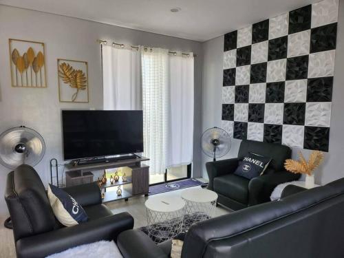 Televisyen dan/atau pusat hiburan di Beautiful 2 Story 3 Bedroom House