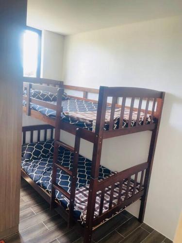 Katil atau katil-katil dalam bilik di Beautiful 2 Story 3 Bedroom House