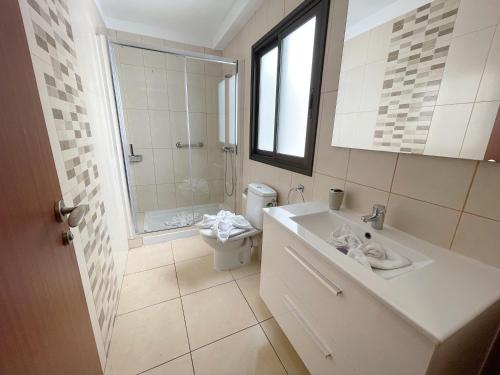 a bathroom with a sink and a shower and a toilet at Apartamento Canarias in Los Cristianos