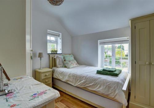 a small bedroom with a bed and a window at Beren in Croyde
