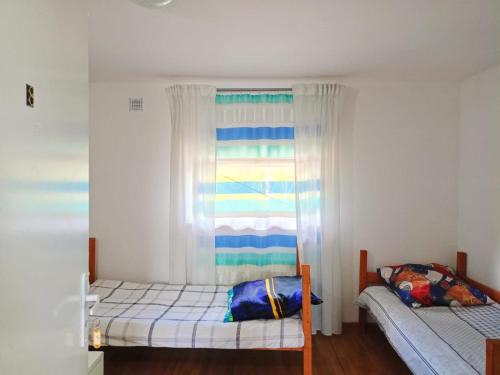 sypialnia z 2 łóżkami i oknem w obiekcie Felix- Hostel Pracowniczy w mieście Skierniewice