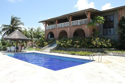 una piscina frente a una casa en Maravilhosa Mansão na Praia de Ipioca, en Maceió
