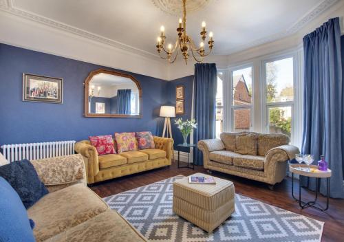 伊爾弗勒科姆的住宿－Brywill House，客厅配有两张沙发和一面镜子