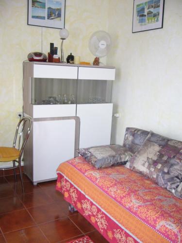 uma sala de estar com uma cama e um armário em Apartment Branko em Drage