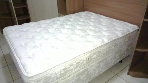a mattress sitting on the floor in a room at Triplex de veraneio em Guaratuba in Guaratuba