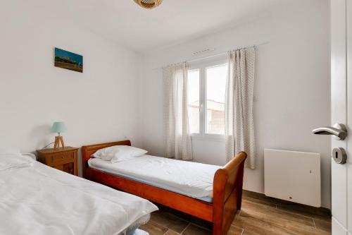 1 Schlafzimmer mit 2 Betten und einem Fenster in der Unterkunft Detente et evasion aux Sables dOlonnes in Les Sables-dʼOlonne