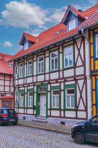 a building with green and yellow trim on a street at Kleine Quelle Wernigerode in Wernigerode