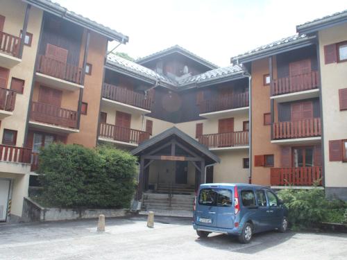 une camionnette bleue garée devant un bâtiment dans l'établissement Studio Cabine 4/5 pers 2* avec Balcon Plein Sud et Parking - Centre de Valloire, Proche Remontée - FR-1-263-449, à Valloire