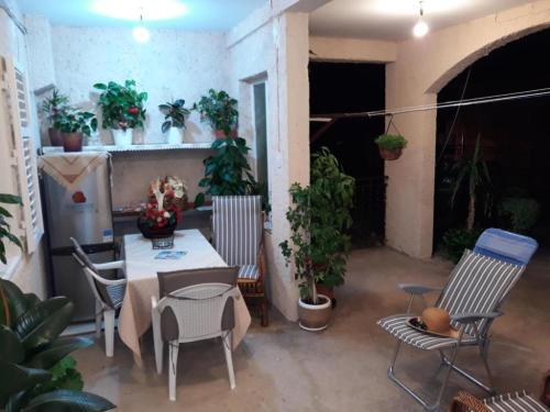 un patio con mesa, sillas y plantas en Guest House Ruža en Dubrovnik