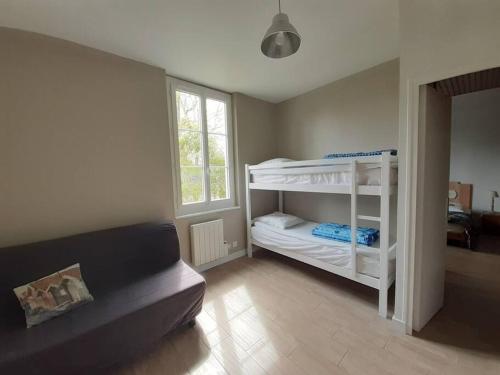 1 Schlafzimmer mit 2 Etagenbetten und einem Sofa in der Unterkunft La cabane du pêcheur proche plage in Arès