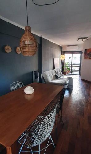 una sala de estar con una gran mesa de madera y sillas en Departamento en Nueva Cordoba en Córdoba