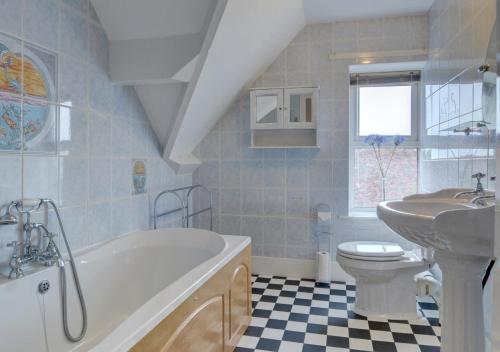 La salle de bains est pourvue d'une baignoire, d'un lavabo et de toilettes. dans l'établissement Clifton House, à Lynmouth