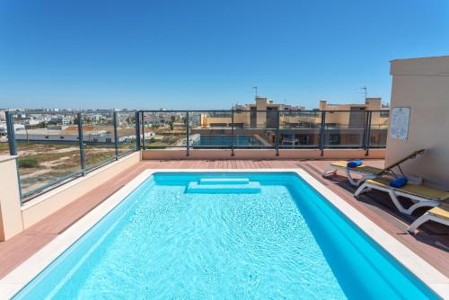 Privilege Apartment Santana with Rooftop Pool, Village Marina - Olhão