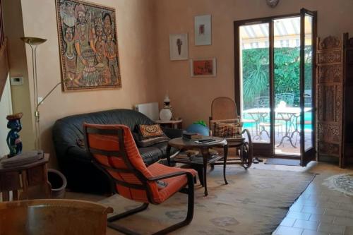 sala de estar con sofá y mesa en Maison Du Soleil Quiet And Central, en Les Angles