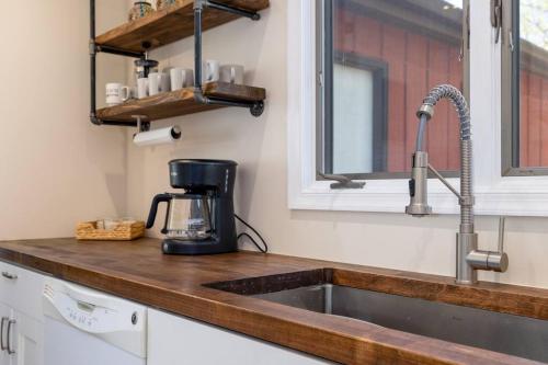 eine Küchentheke mit einer Spüle und einer Kaffeemaschine in der Unterkunft Relaxing 2-Master Suite Mountain Top - Fire Pit in New Market