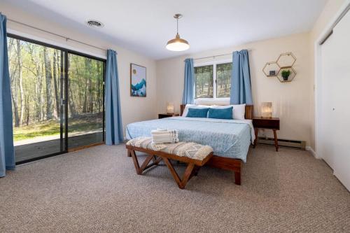 ein Schlafzimmer mit einem Bett und einem großen Fenster in der Unterkunft Relaxing 2-Master Suite Mountain Top - Fire Pit in New Market