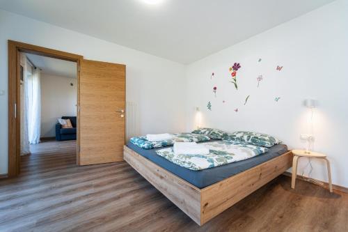 um quarto com uma cama num quarto em Mias Apartments em Rabla