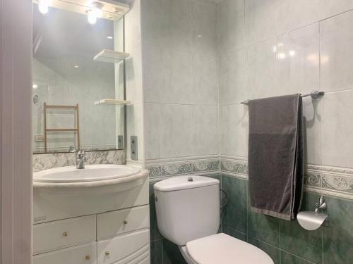 uma casa de banho com um WC branco e um lavatório. em APARTAMENTO CÉNTRICO y CÓMODO em Vitoria-Gasteiz