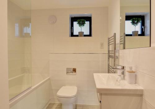 uma casa de banho branca com um WC e um lavatório em Coco Beach em Northam
