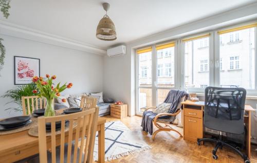 sala de estar con mesa y escritorio en NiceOne Apartment Number 1 - W samym Centrum!, en Wroclaw