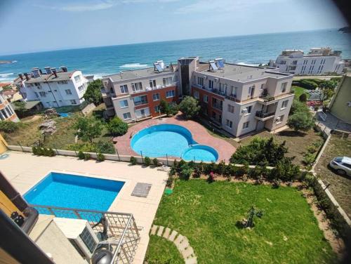 Bazén v ubytování The View Apartment nebo v jeho okolí