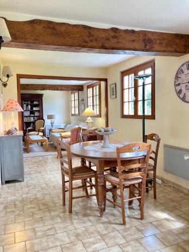 une salle à manger avec une table et des chaises dans l'établissement Les Forrières Maison de Campagne, à Thil-Manneville