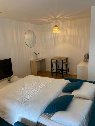 מיטה או מיטות בחדר ב-Lorient: appartement élégant