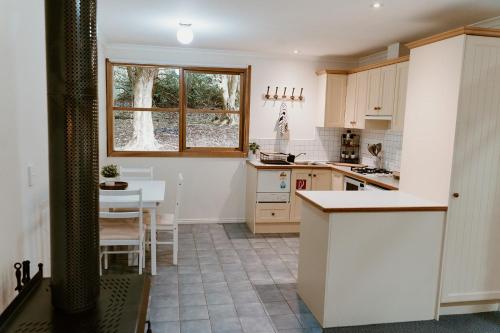 A kitchen or kitchenette at The Garden Suite