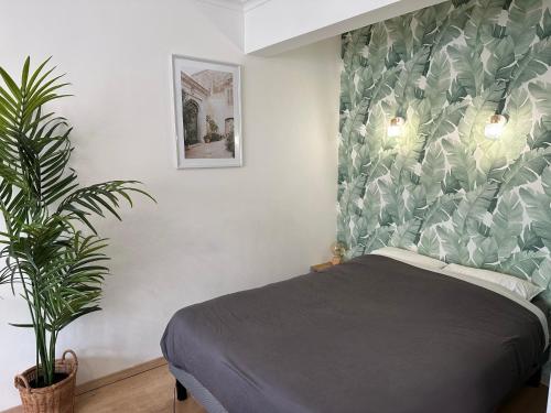 Un pat sau paturi într-o cameră la Studio cosy à 15min de Paris