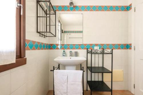 W łazience znajduje się umywalka i lustro. w obiekcie Villa Babajola - 500m from the beach w mieście Costa Rei
