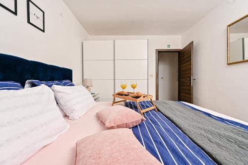 1 dormitorio con 1 cama y 2 copas de vino en Liori apartment, en Rubeši