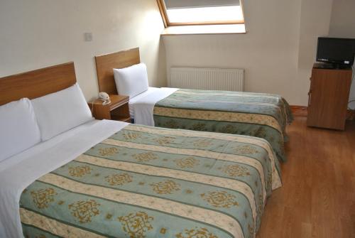 Postel nebo postele na pokoji v ubytování Carlton Hotel