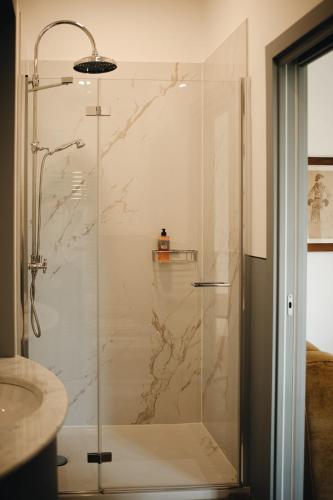 a bathroom with a shower with a glass at Le dimore de Il borgo del balsamico in Albinea