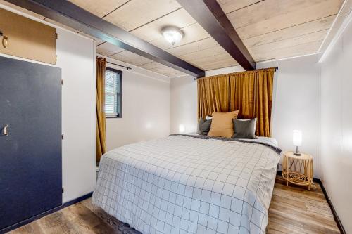 um quarto com uma cama grande num quarto em Peck's Perch em Alder