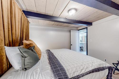 a bedroom with a bed in a room at Peck's Perch in Alder