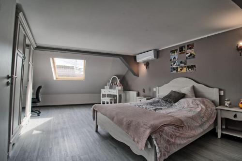 Un dormitorio con una cama grande y una ventana en Aux grains de raisin - 6 personnes - cour privée, en Scherwiller