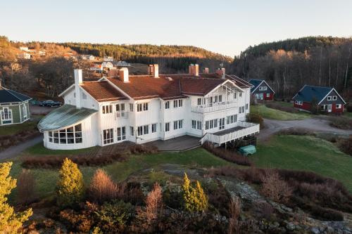 an aerial view of a large white house at Åh Stifts- & Konferensgård in Ljungskile