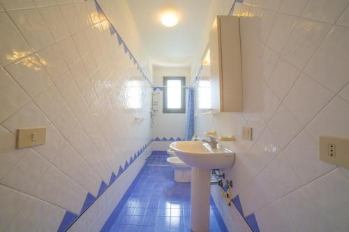 ein Bad mit einem Waschbecken und einem WC in der Unterkunft Residence Porto Sole in Cavallino-Treporti