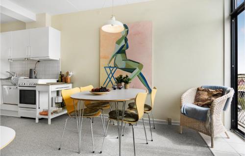 a kitchen and dining room with a table and chairs at Fanø Bad, Lejl 69 in Fanø