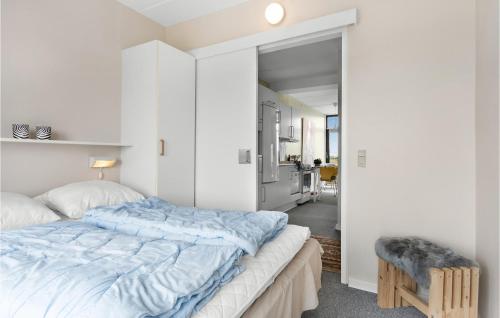 - une chambre avec un lit et une couette bleue dans l'établissement Fan Bad, Lejl, 69, à Fanø