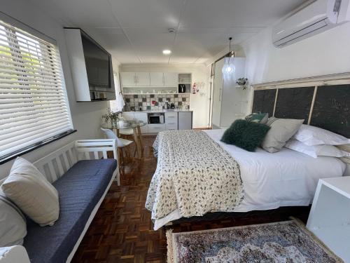 a small room with two beds and a kitchen at INBLOEM in Bloemfontein