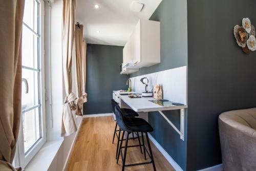 une petite cuisine avec un bureau dans le coin d'une pièce dans l'établissement WelcomeAgen*Clim*Fibre*Salvador Dali, à Agen