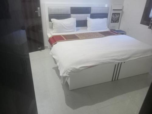 Säng eller sängar i ett rum på Gopi Dham hotel