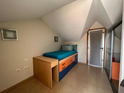 een kamer met een bed op de zolder bij Apartamentos Playa San Juan Tenerife in Playa de San Juan