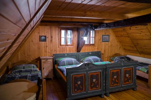 - une chambre avec 2 lits superposés dans une cabine dans l'établissement Adršpach chalupa, à Adršpach