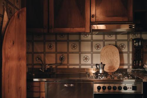 a kitchen with a stove and a counter top at Le dimore de Il borgo del balsamico in Albinea