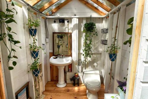 Glenfield的住宿－Stabbin Cabin #2 on Grant Island - Worlds Raddest Island，一间带水槽和卫生间的小浴室