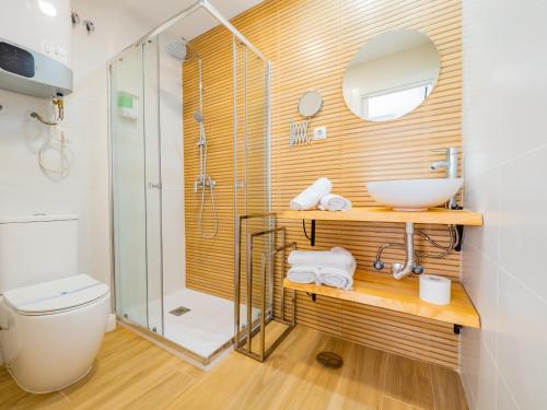 een badkamer met een toilet, een wastafel en een douche bij Cubo's Hostal William's Sunny 2 with Breakfast in Torre de Benagalbón