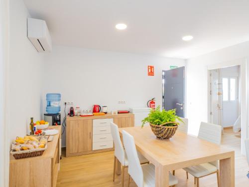 Η κουζίνα ή μικρή κουζίνα στο Cubo's Hostal William's Sunny 4 with Breakfast