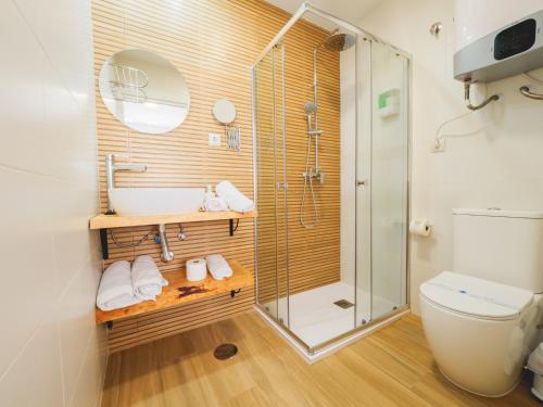 uma casa de banho com um chuveiro, um lavatório e um WC. em Cubo's Hostal William's Sunny 4 with Breakfast em Torre de Benagalbón
